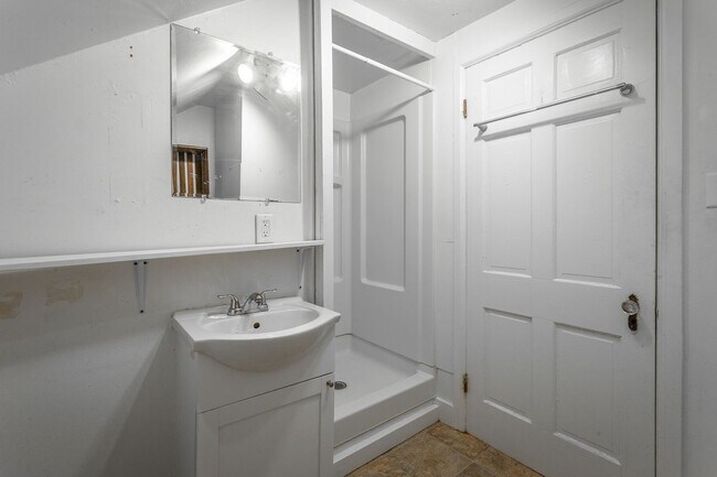 Building Photo - 321-325 Pine Ridge Road