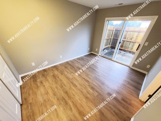 Building Photo - Gorgeous Remodeled Duplex in Baldwin City-...