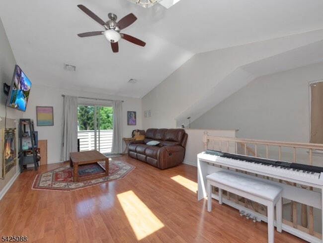 Building Photo - 9 Teal Ln