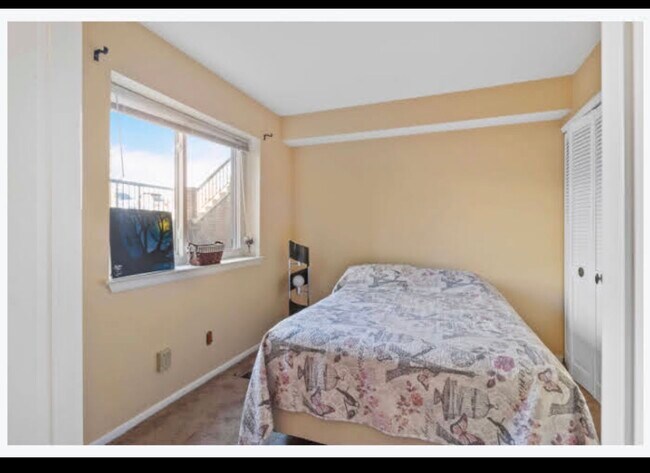 Building Photo - 3075 Hawthorne Dr NE