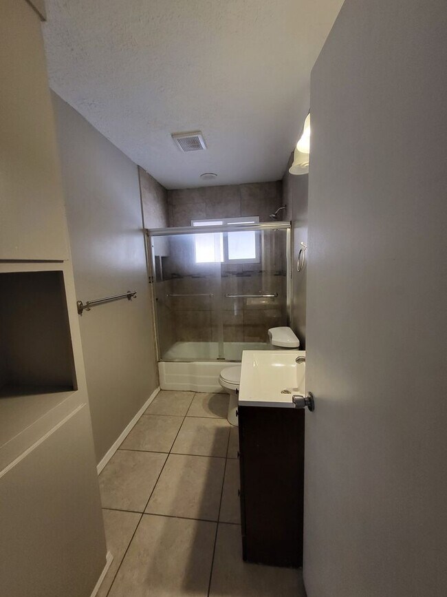 Building Photo - NE 3 Bedroom 2 Bath 1754/sf home