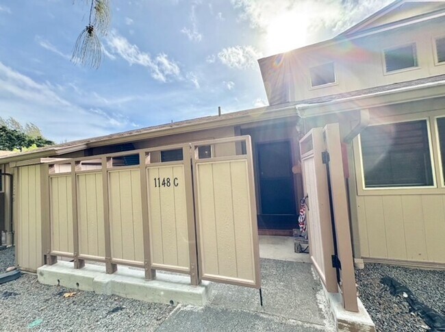 Building Photo - 3 Bedroom, 2 Bathroom Townhouse with a Lak...