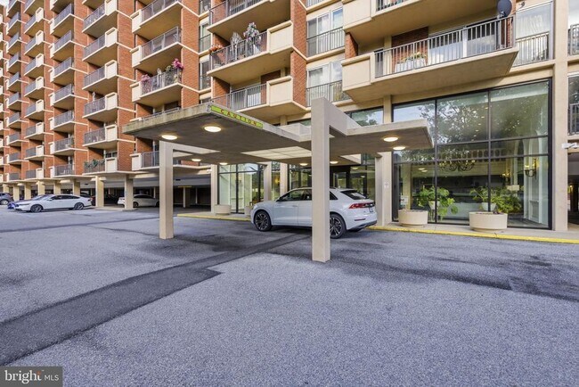 Building Photo - 1300 Army Navy Dr
