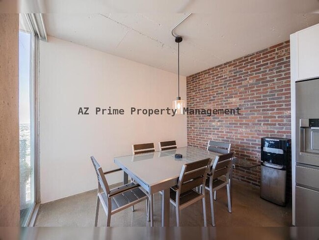 Building Photo - 207 W Clarendon Ave