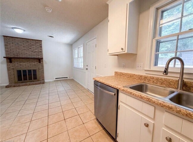 Building Photo - 4708 Chaucer Dr