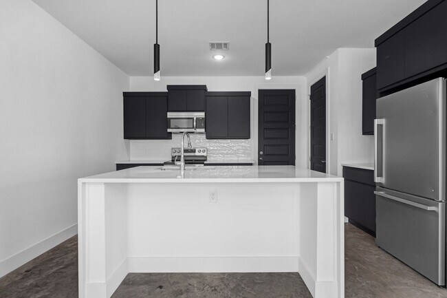 Building Photo - NOW LEASING!  4 bed, 4.5 bath modern home