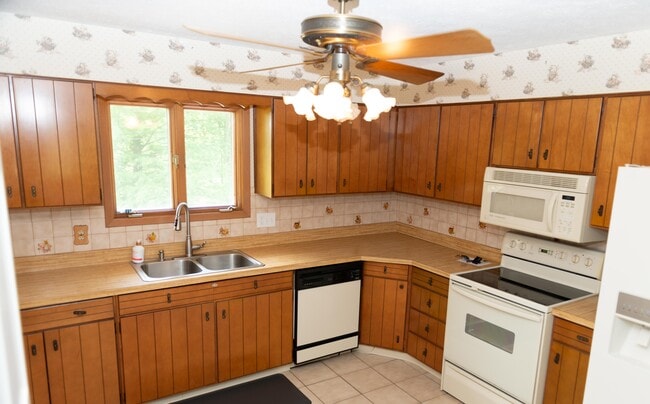 Building Photo - 10976 Shaker Dr