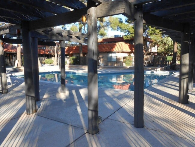 Building Photo - 2nd Floor 2 bedroom Condo Near 95/Torrey Pines