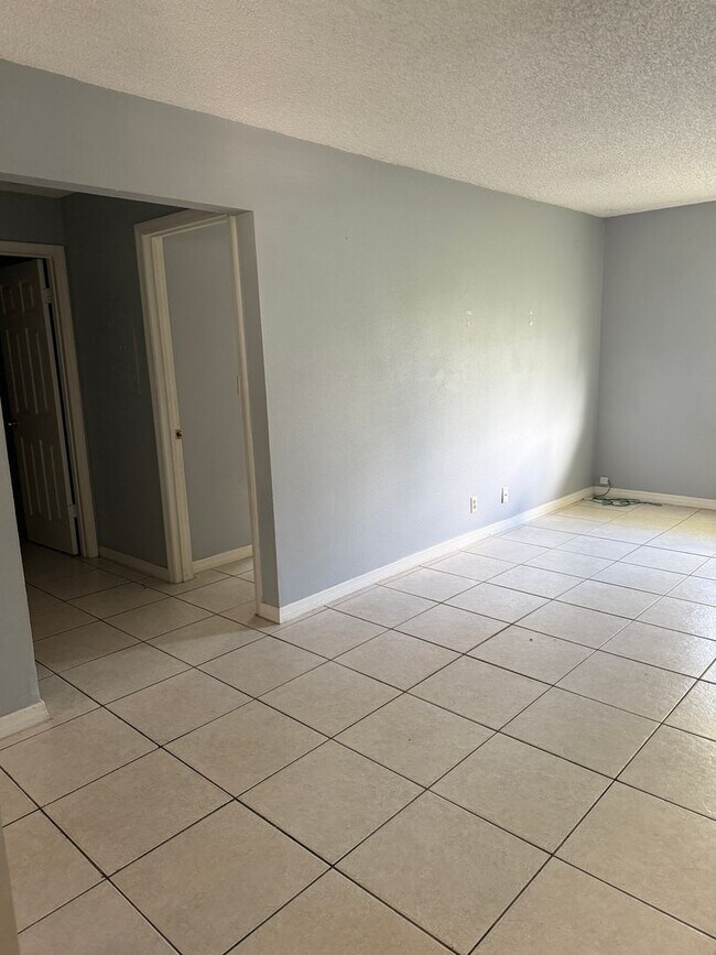 Building Photo - 2 bed 1 bath with 855 sf. Great location b...