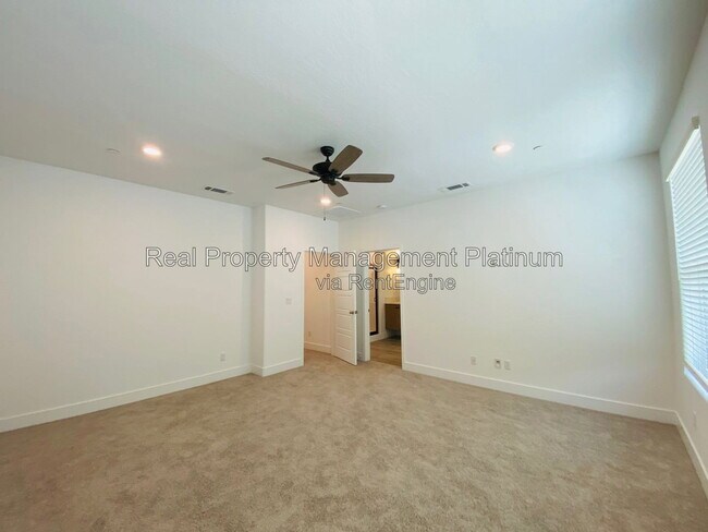 Building Photo - 2752 E Tamarind Dr