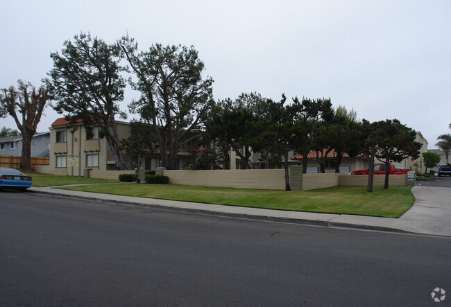 Building Photo - Hillside Villas