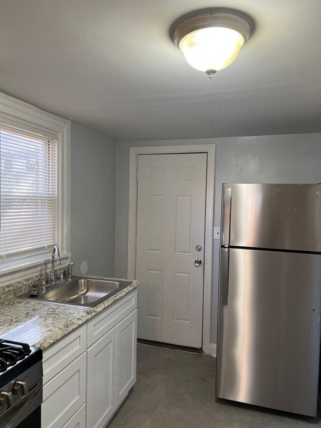 Building Photo - 1 Bedroom Home with Private Parking Available Now!