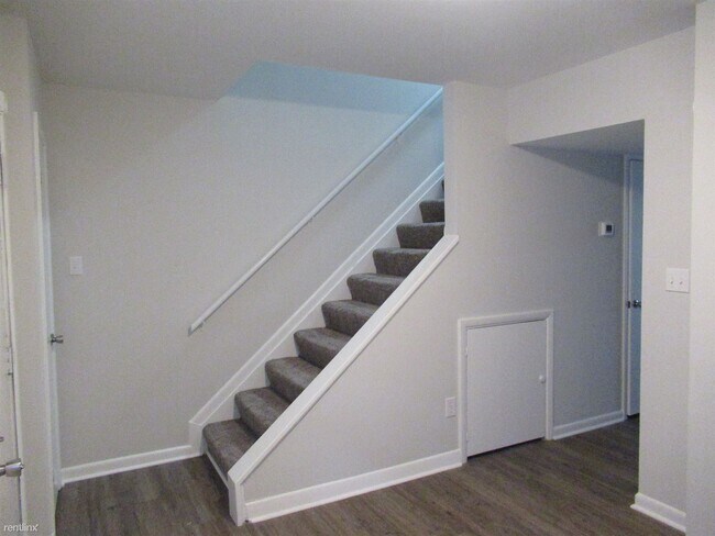 Building Photo - 2 br, 1.5 bath Townhome - 611 E 11th St Pi...