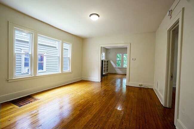 Building Photo - 3 Bedroom Apartment - Available 7/1/26 - C...