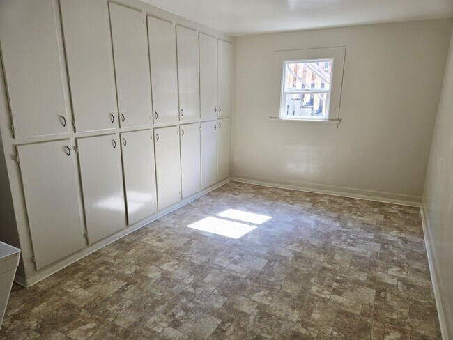 Building Photo - Single Family Home in Scotia!