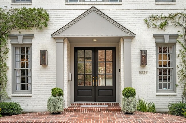 Building Photo - 5527 Briar Dr