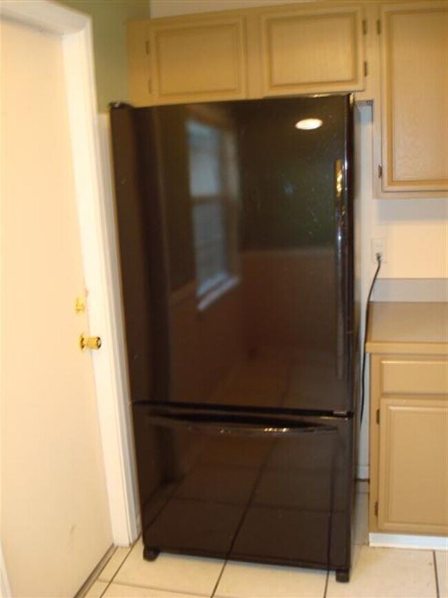 Building Photo - Southside Estates Beauty!  3 Bedrooms 2 Bathroom