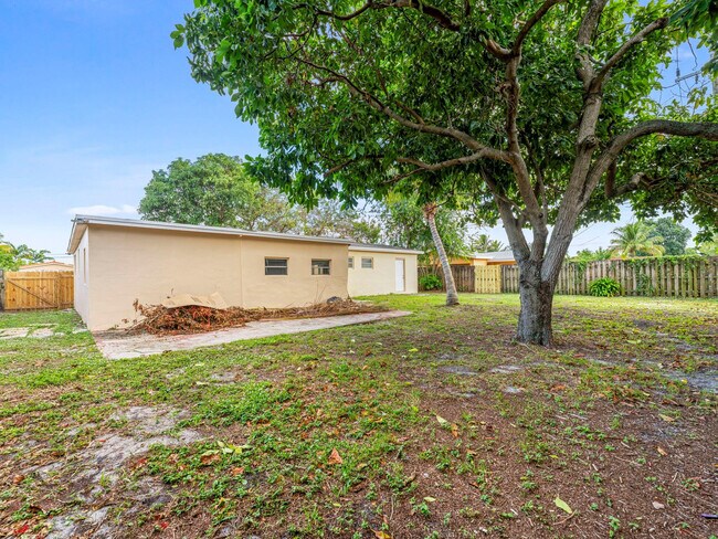 Building Photo - 21200 NE 12th Ct