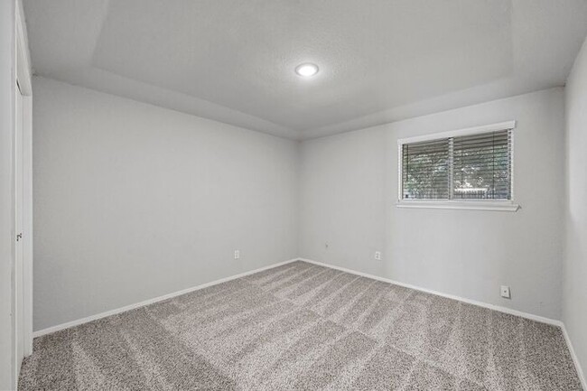 Building Photo - Two Bedroom Duplex For Rent in Cedar Hill.