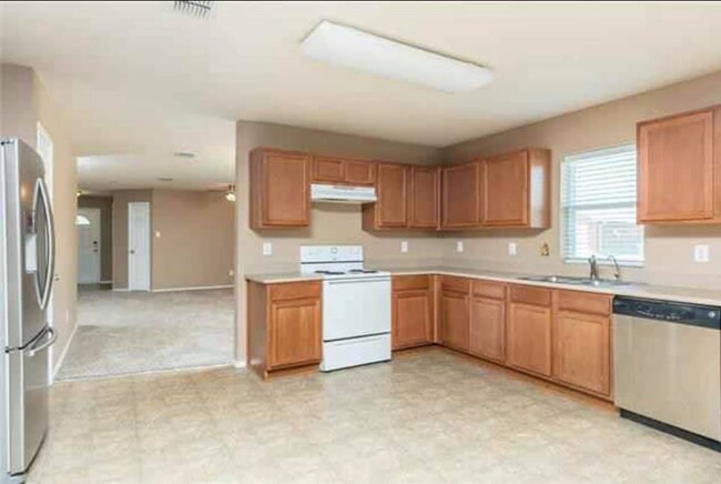 Large Eat-In kitchen - 4501 Martingale View Ln