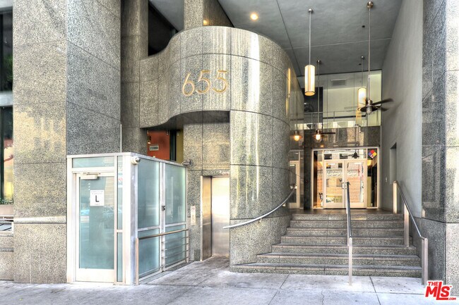 Building Photo - 655 S Hope St