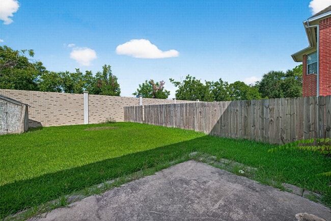 Building Photo - 4806 Sunshine Dr