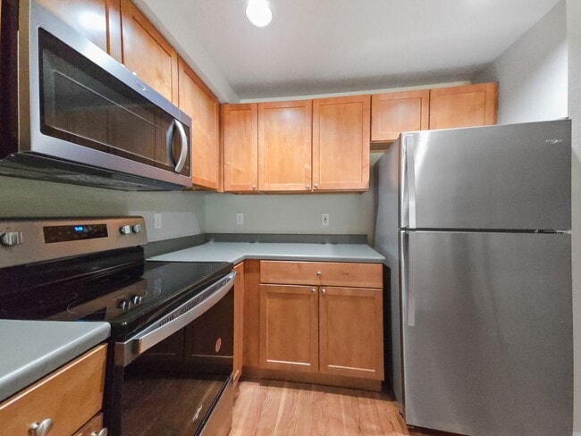 Building Photo - Updated 2BR Condo with Pool, Clubhouse & P...