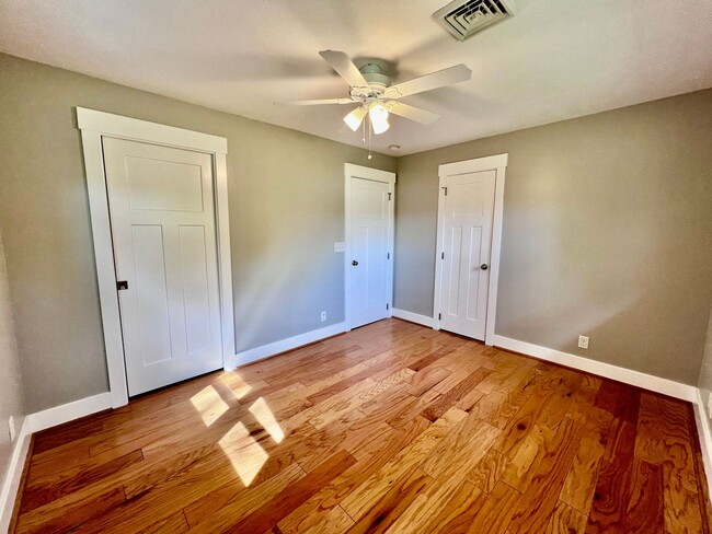 Building Photo - Beautiful waterfront home