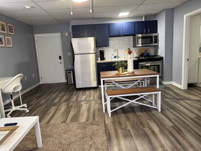 Building Photo - 508 Elm St