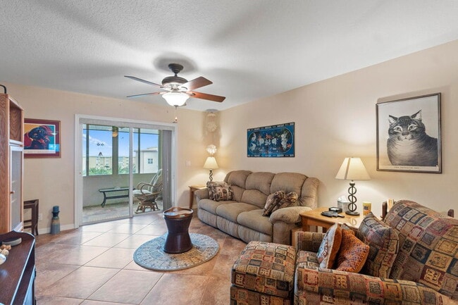 Building Photo - 2615 NE 1st Ct