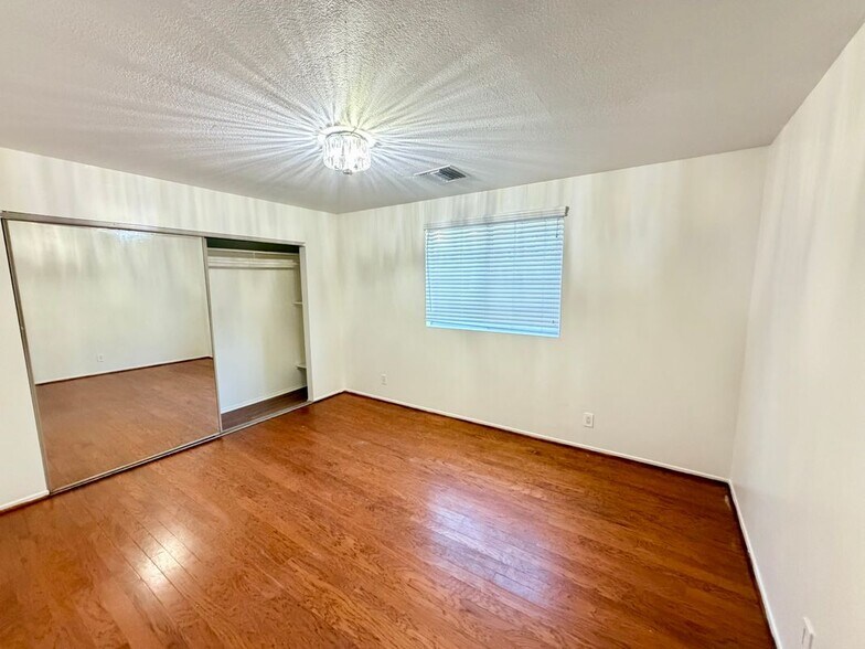 Building Photo - 5622 Aldama St