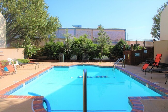 Building Photo - *** SPECIAL $300 OFF 1ST MONTH’S RENT***Available Now! Best Value in North OKC – Comfortable Cond...