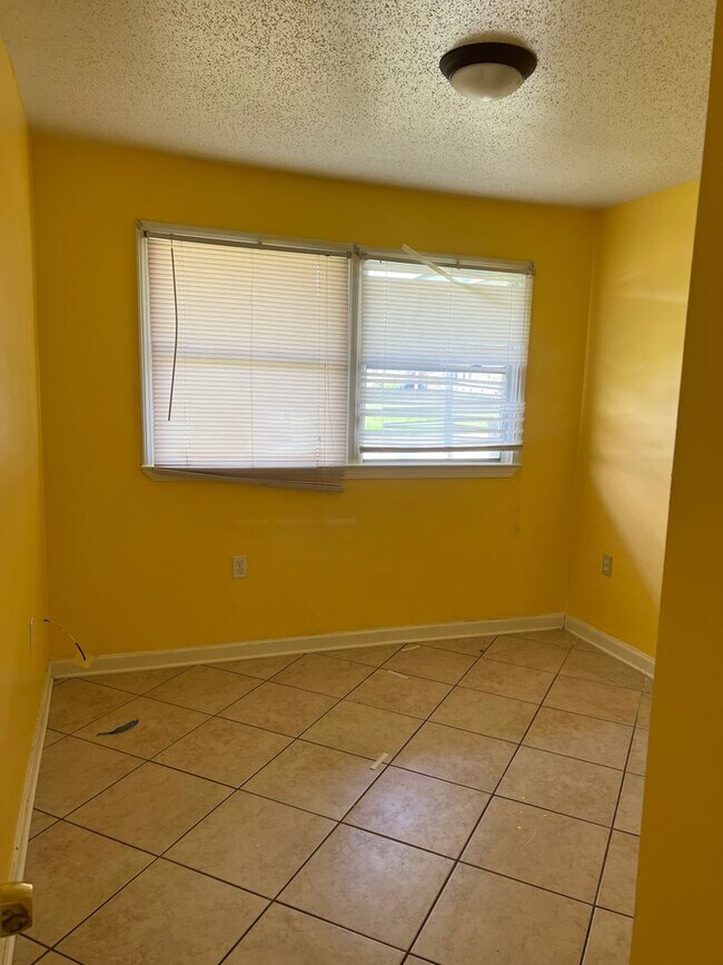 Building Photo - Gentilly Single