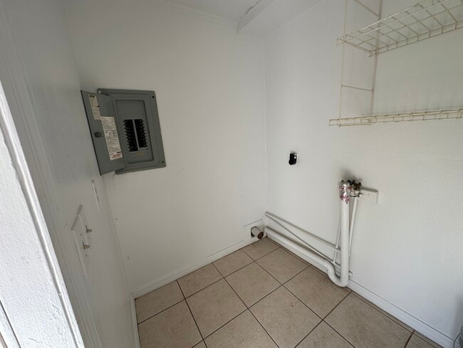 Building Photo - 517 Poinsettia Rd