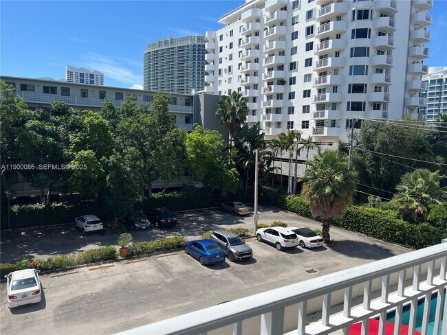 Building Photo - 1300 Lincoln Rd