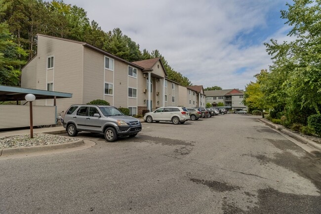 Building Photo - Spacious Dream Apartment — Right Where You Want to Be!