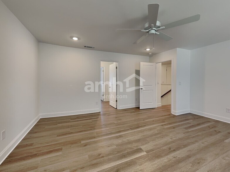 Building Photo - 472 Pointe Dr