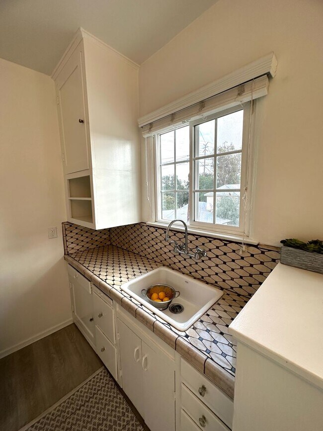 Building Photo - Vintage Style 1+1 - New Kitchen Appliances, Plank Floors, Balcony, pet friendly