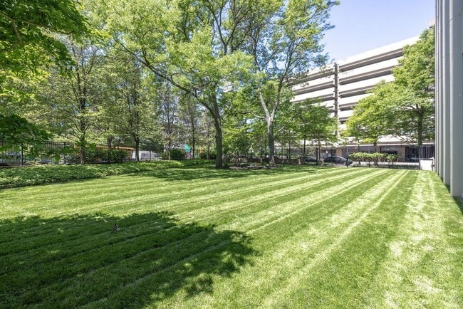 Building Photo - 65 E India Row