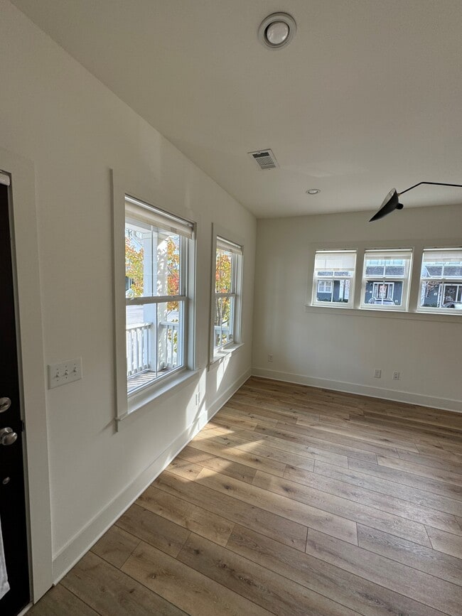 Building Photo - 509 Rosedale Ave