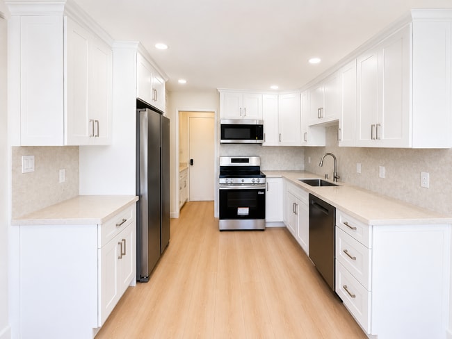 Building Photo - Townhome has been remodeled top to bottom, everything brand new!
