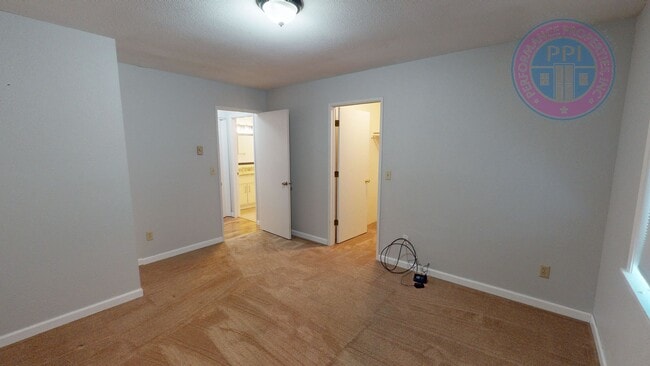 Building Photo - West Linn - Linnwood Heights, Stylish Condo, Gym, Pool & Hot Tub / Cable, W,S,G Included In The Rent