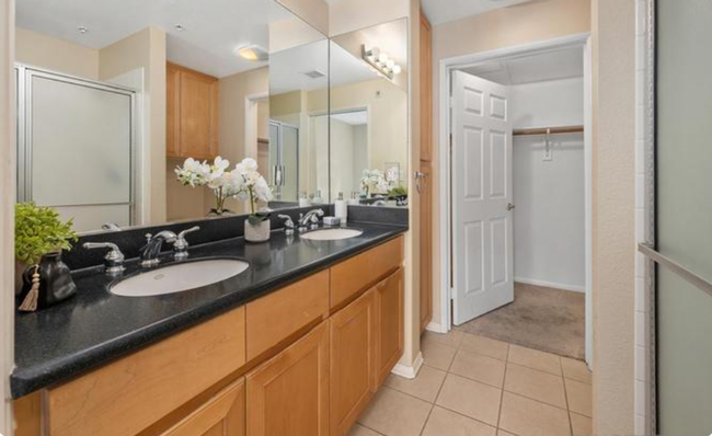 Building Photo - Fantastic Penthouse Unit Downtown Marina D...