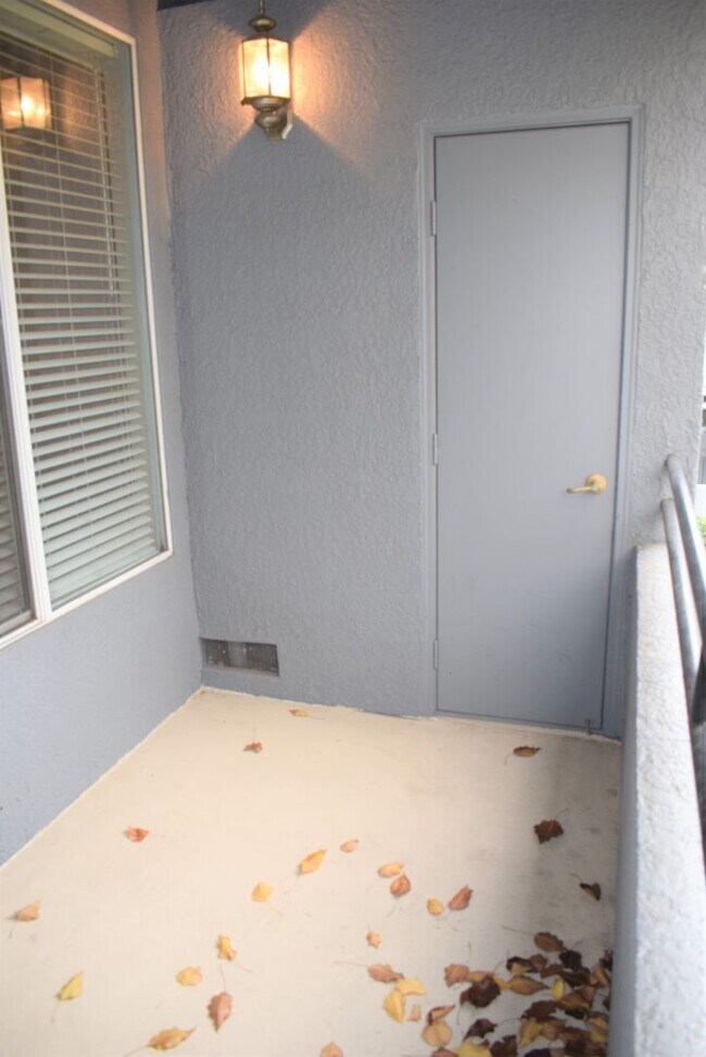 Building Photo - 5201 Laguna Oaks Dr