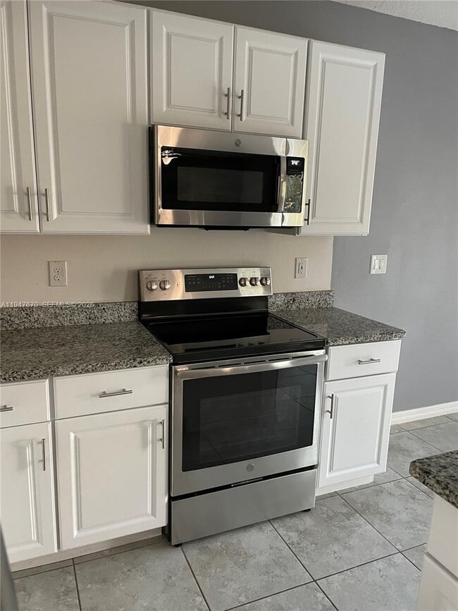 Building Photo - 982 SW Commonwealth Rd