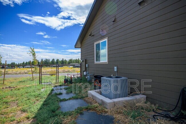 Building Photo - 10272 F.W.McClure Rd