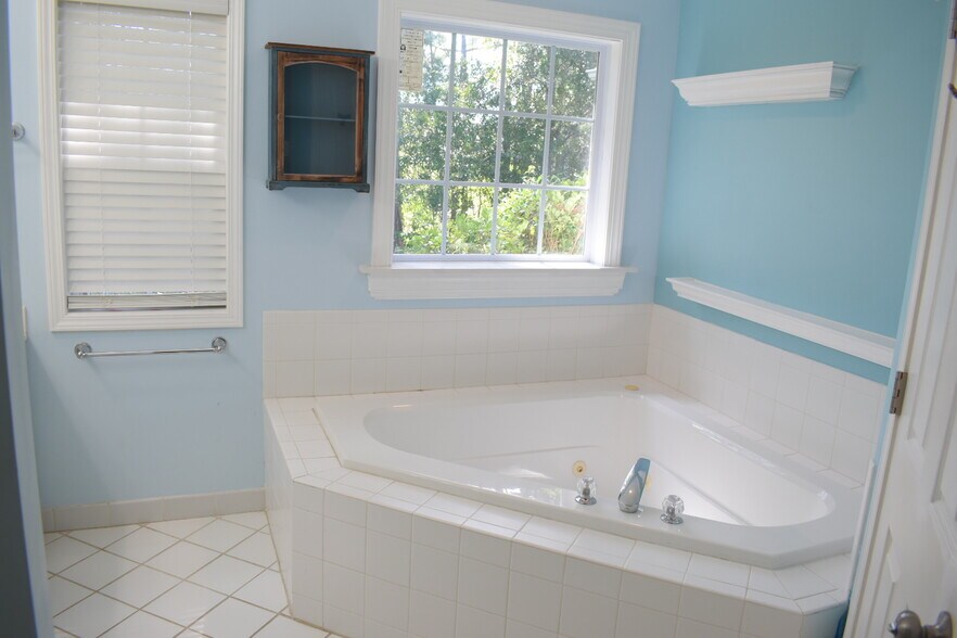 Building Photo - 7002 Hallstead Ct