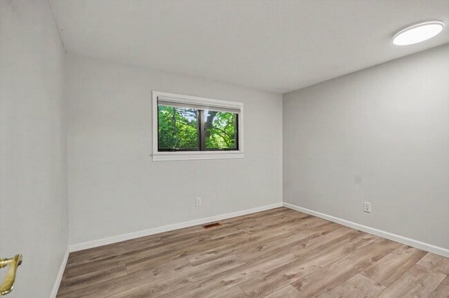 Building Photo - 615 Davis Ave