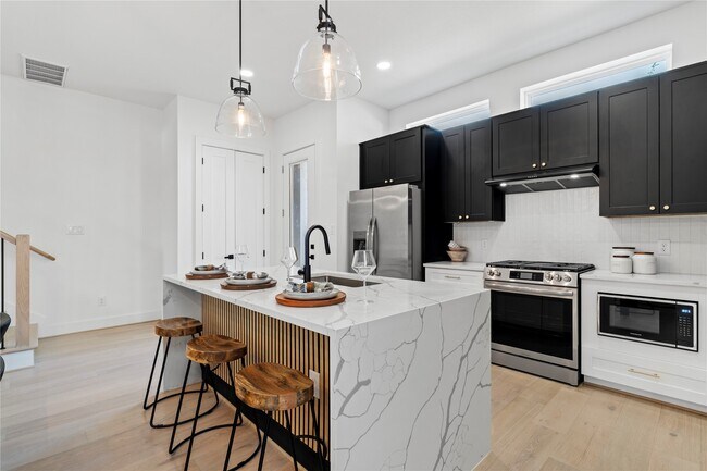 Building Photo - 4108 Cortlandt St