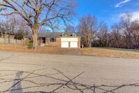 Building Photo - Stunning 4 Bed 3 Bath Home on Quiet Street!